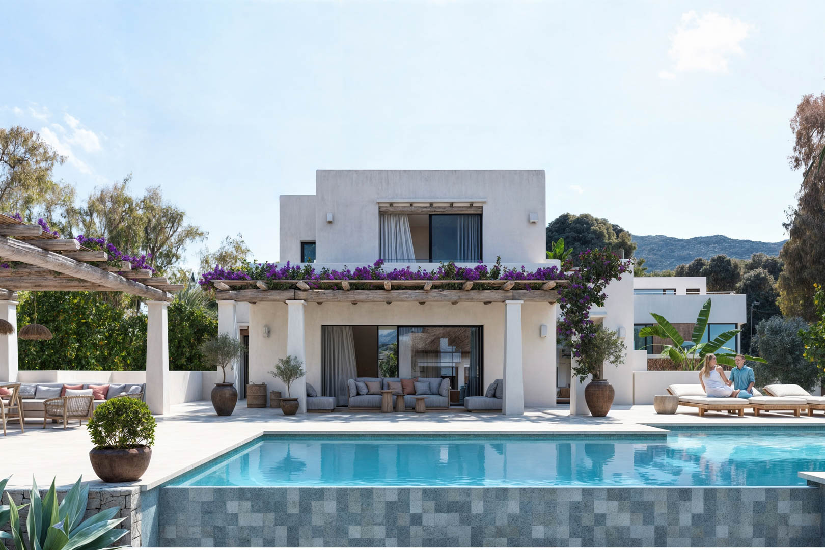 Außenansicht der Villa mit Mosaikpool, Holzpergola mit Glyzinien und weißer Fassade.
