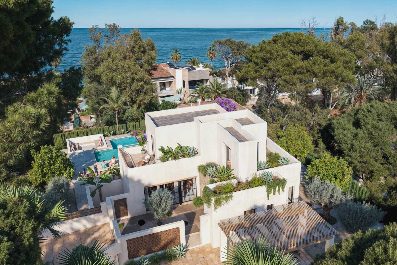 Luftaufnahme einer modernen Villa mit Dachbegrünung und Pool, in Meeresnähe in Dénia.