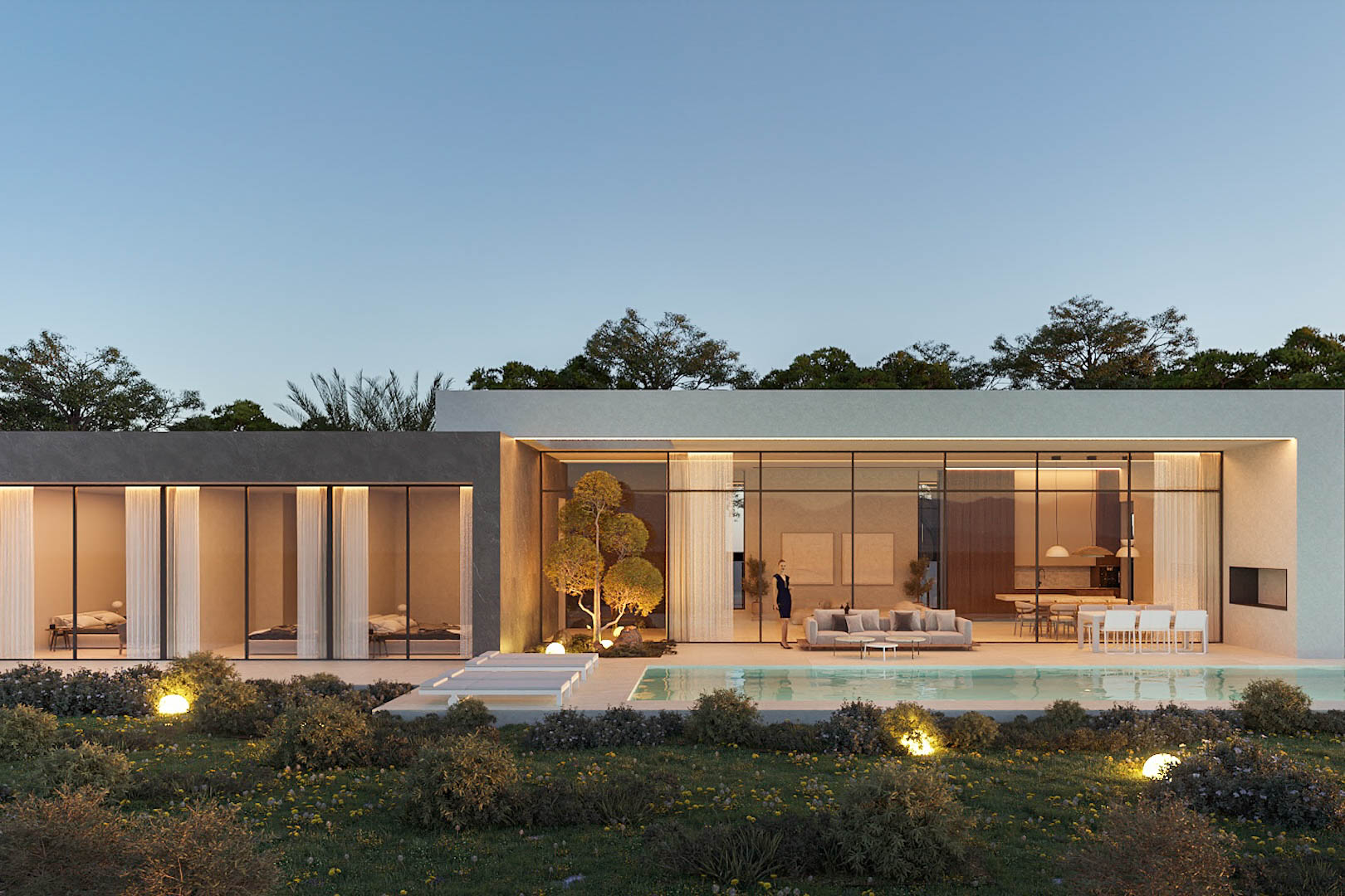 Außenansicht der Villa bei Dämmerung mit bodentiefen Glasfronten, großem Pool und mediterranem Garten. Die warme Beleuchtung betont die offene Architektur und das moderne Design.