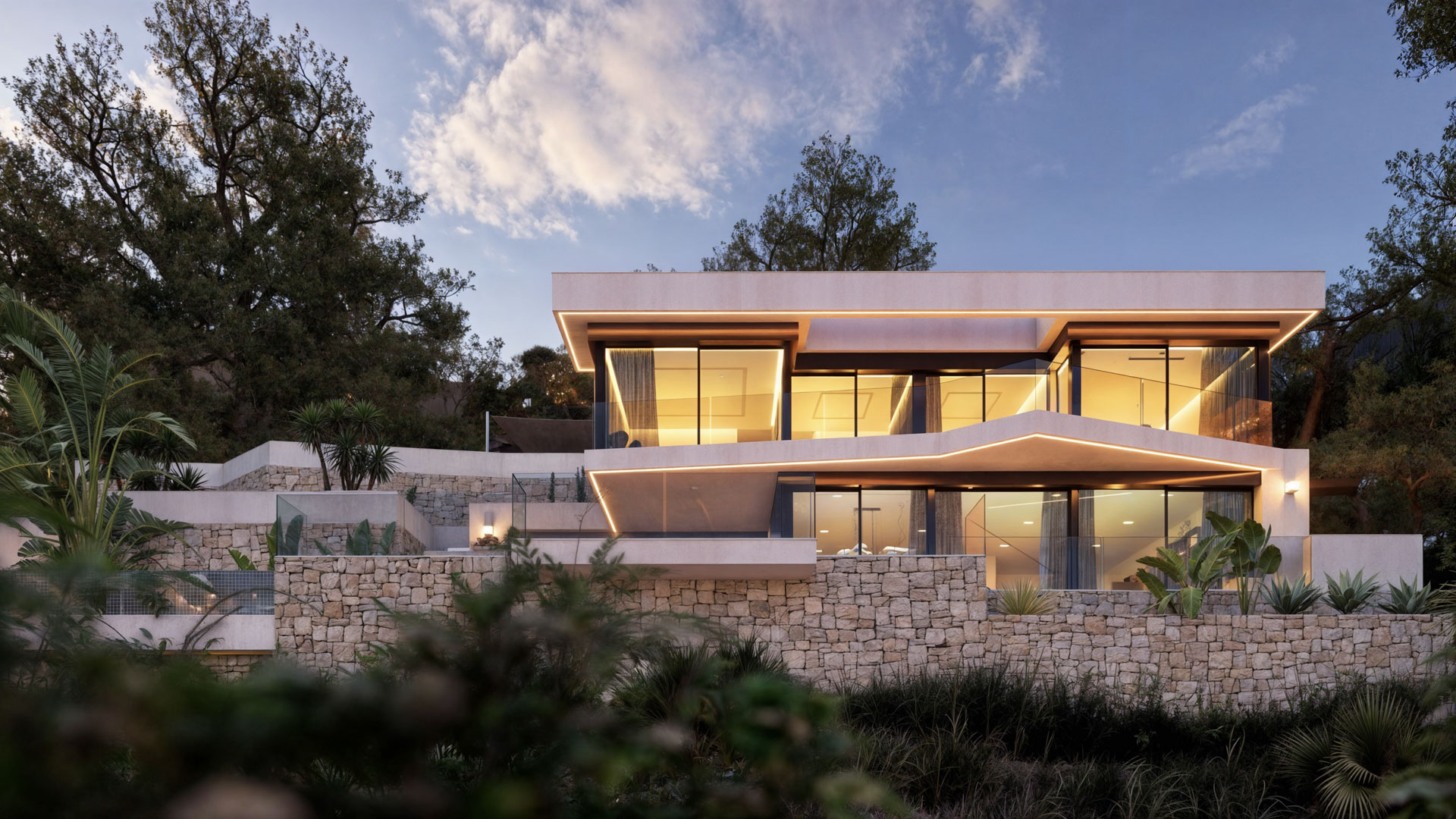 Außenansicht der mehrstöckigen Villa mit Natursteinmauern, integrierter LED-Beleuchtung und großzügigen Glasfronten, die sich in das Hanggrundstück einfügen.
