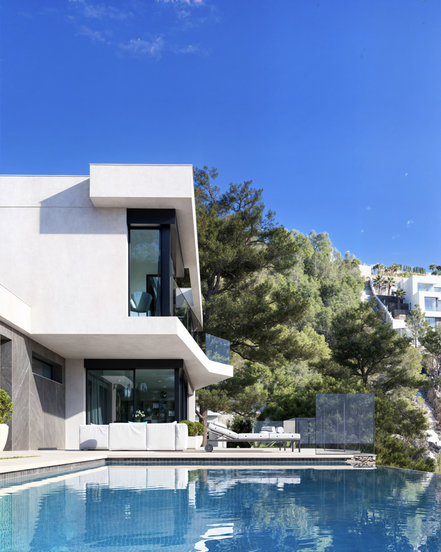 Außenansicht mit Infinity-Pool, minimalistischer Fassade aus weißem Putz und grauem Stein sowie großen Glasfronten inmitten eines Pinienwaldes.
