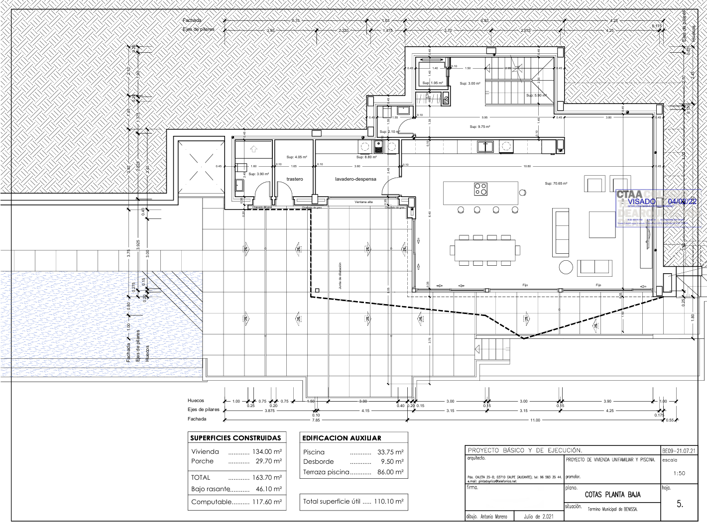 Detaillierter Grundriss des Erdgeschosses mit einem 70 m² großen offenen Wohn-Essbereich, Küche, Hauswirtschaftsraum und großzügiger Terrasse mit Infinity-Pool.