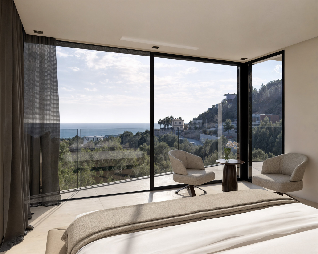 Hauptschlafzimmer mit bodentiefen Eckfenstern, integriertem Sitzbereich und Panoramablick auf das Mittelmeer und die Küstenlandschaft.