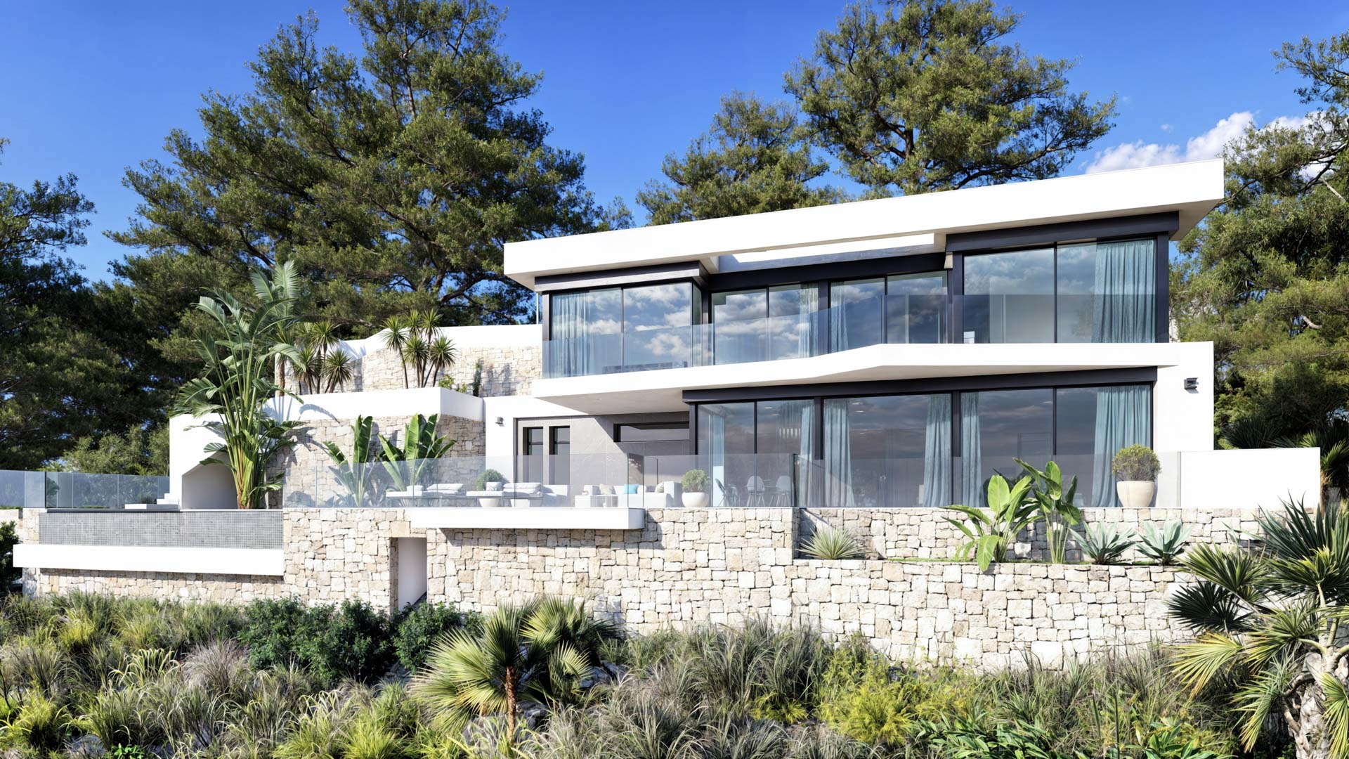 Moderne Außenansicht mit Natursteinmauern, großflächigen Glasfronten und Terrassen mit Glasgeländern, eingebettet in eine mediterrane Pinienlandschaft.