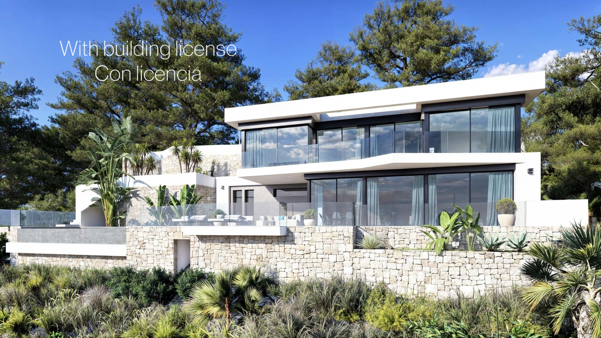 Moderne zweistöckige Fassade mit Natursteinmauern, bodentiefen Glasfronten und Glasgeländern, eingebettet in eine mediterrane Umgebung mit Pinien.