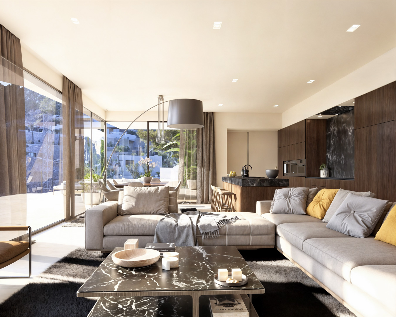 Offener Wohnbereich mit modularem Sofa, Couchtisch aus schwarzem Marmor und Designerküche mit dunklen Holzfronten und integrierten Geräten.