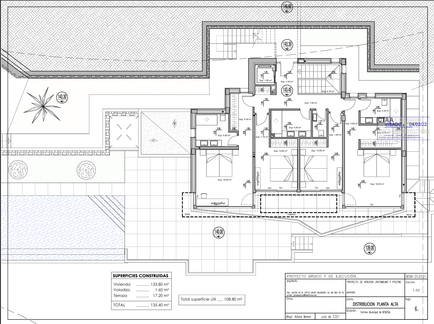 Technischer Grundriss des Obergeschosses mit Details zur Aufteilung der En-Suite-Zimmer, Terrassen und einer bebauten Gesamtfläche von 135,40 m².