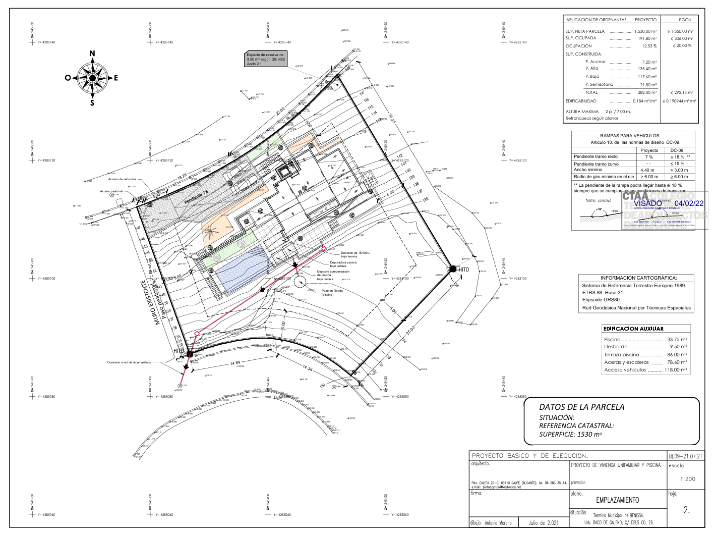 Technischer Lageplan mit Darstellung der 1.530 m² großen Grundstücksbebauung, der Poolposition und der Zufahrtsrampen mit 7% Steigung.