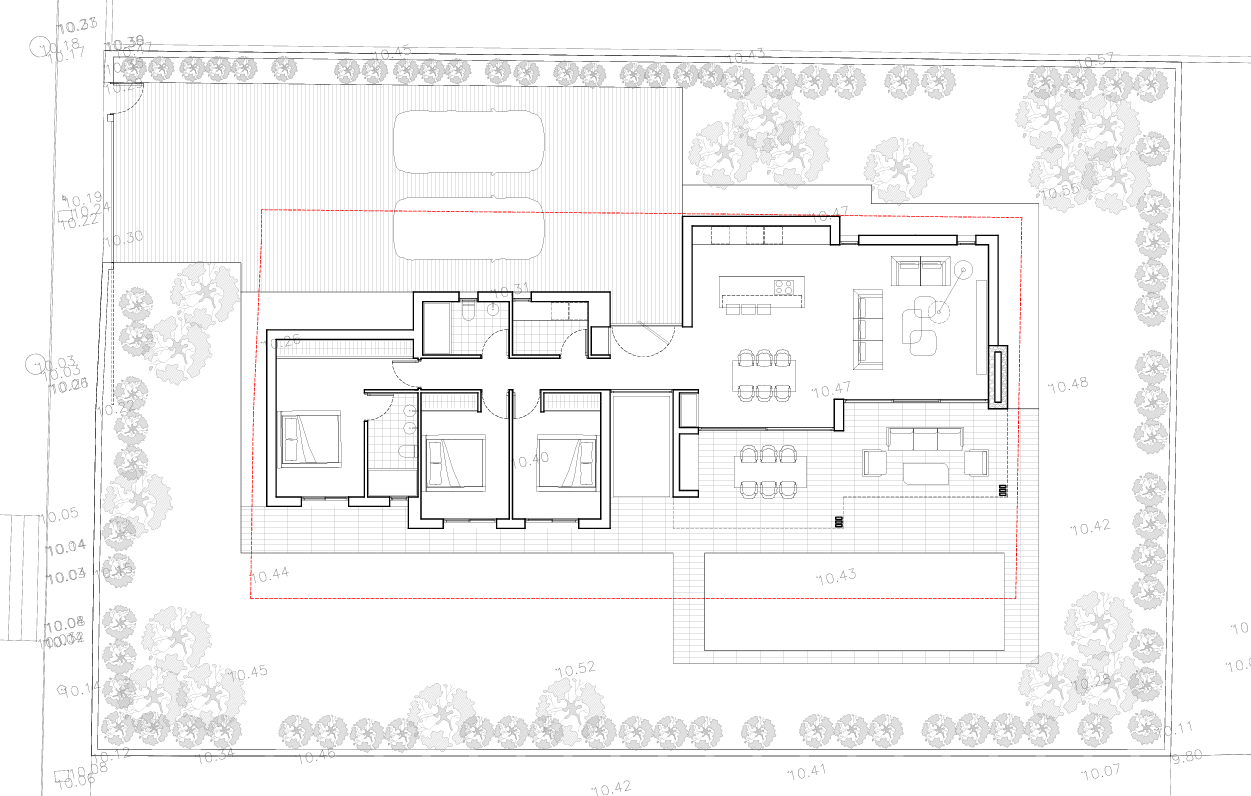 Technischer Grundriss der Villa mit Darstellung der drei Schlafzimmer, des offenen Wohnbereichs, der Terrassen, des Pools und der Parkplätze.