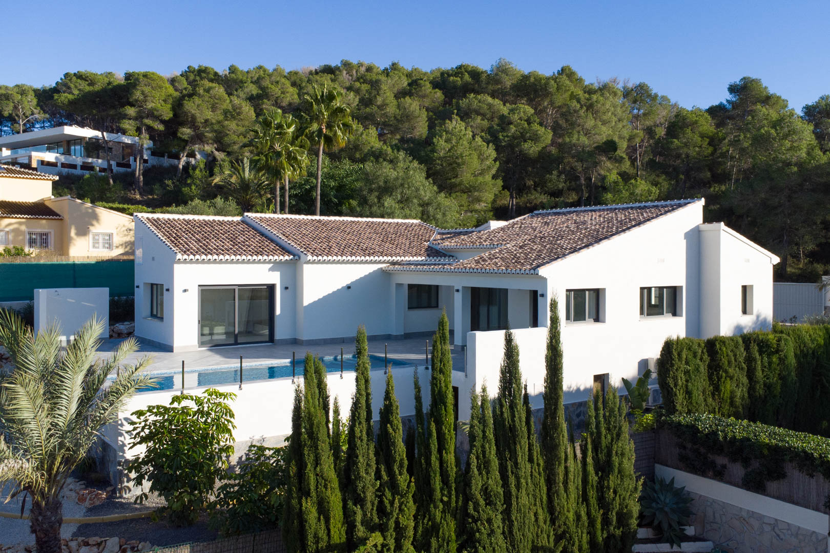 Außenansicht der Villa in Piver, Jávea, mit modernem Design, privatem Pool und üppiger Natur.