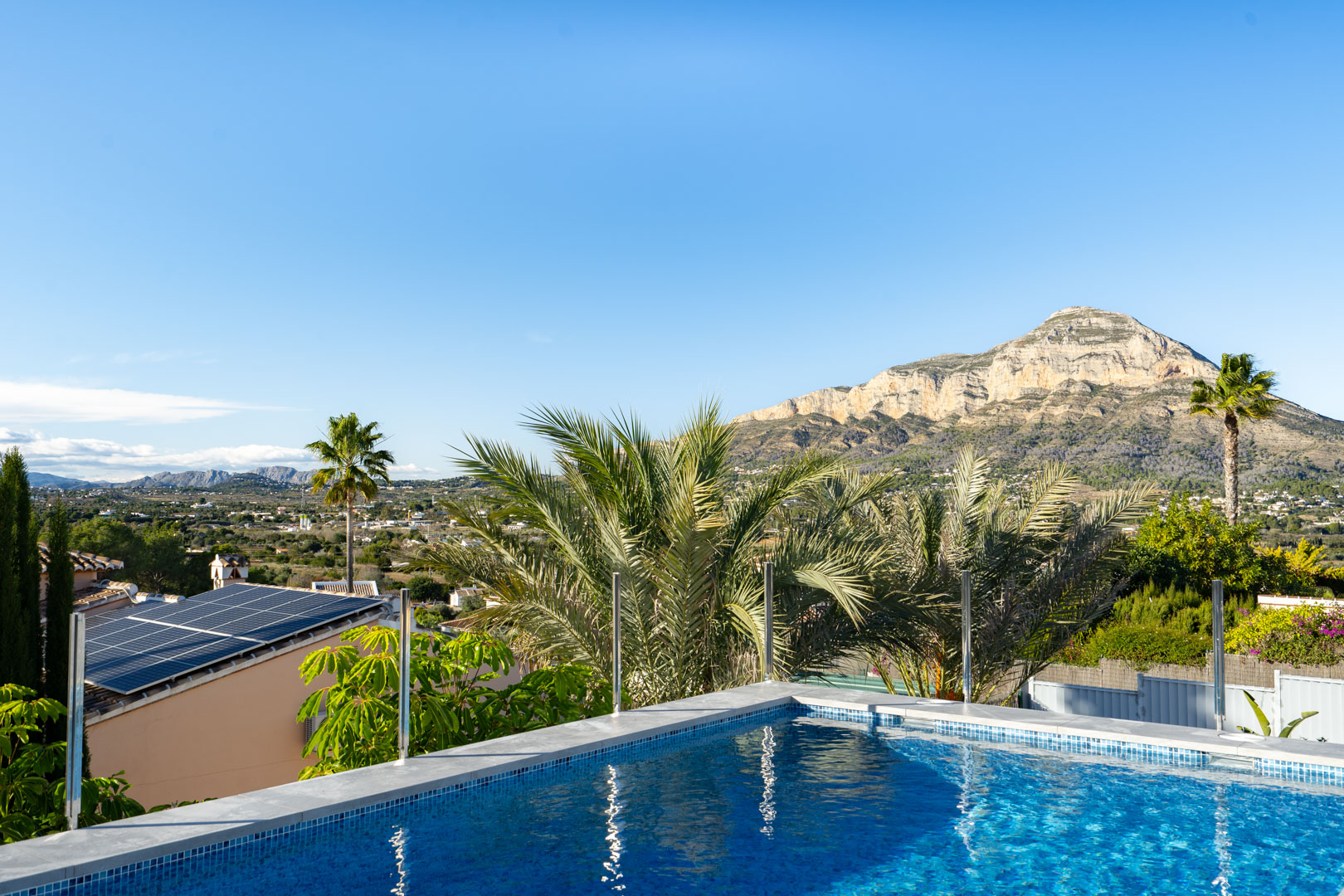 Blick auf den blau gefliesten Pool mit dem Berg Montgó im Hintergrund, Jávea.