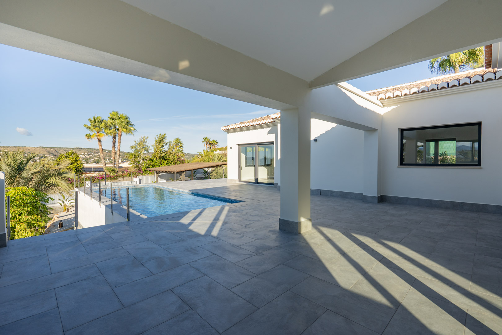 Überdachte Terrasse mit Pool und Panoramablick in Jávea.