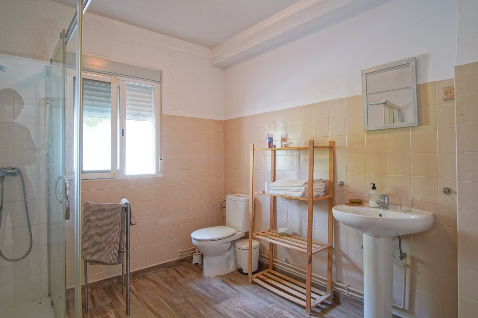 Komplettes Badezimmer