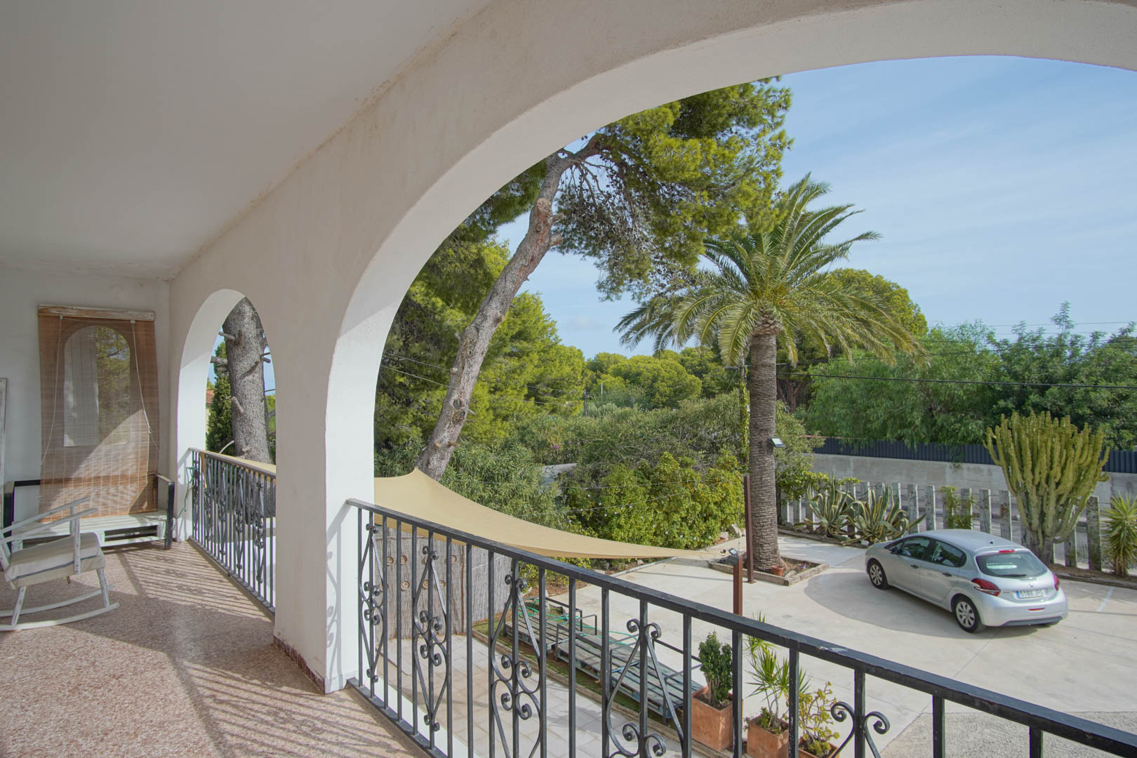 Überdachter Balkon mit Gartenblick