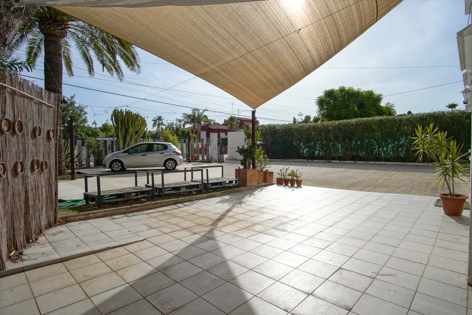 Terrasse und Parkplatzbereich
