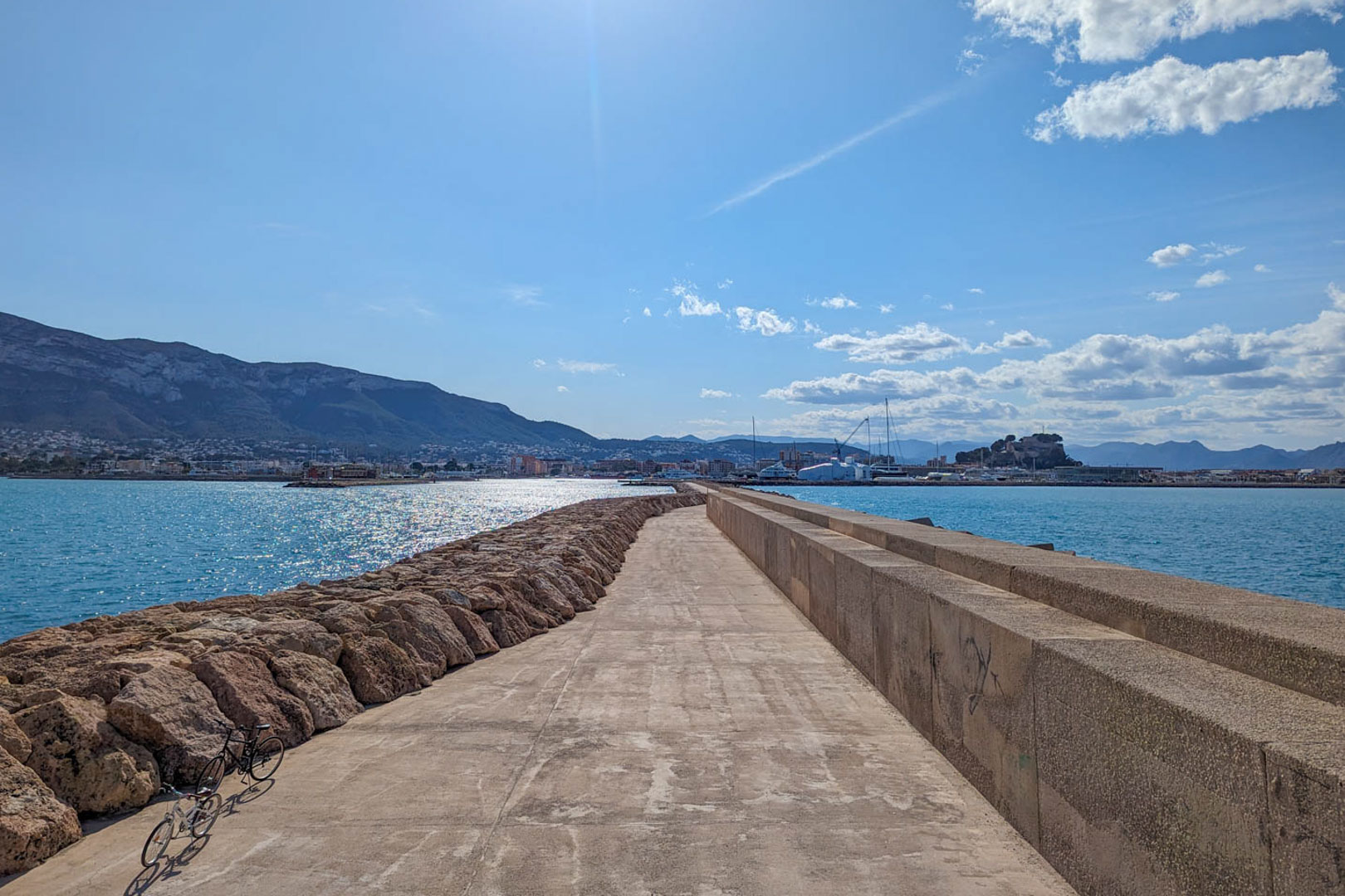 Wellenbrecher mit Blick auf Denia