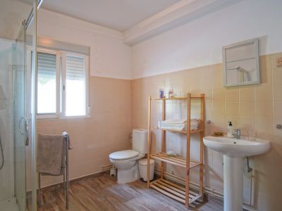 Komplettes Badezimmer