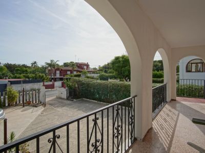 Überdachter Balkon mit Bögen