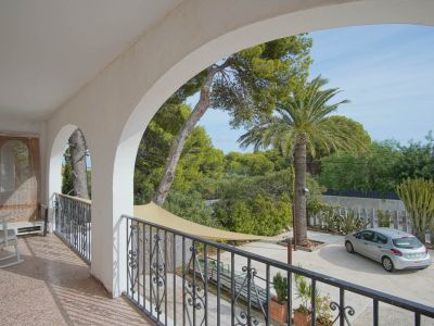 Überdachter Balkon mit Gartenblick