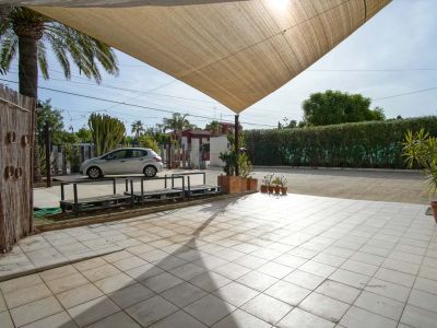 Terrasse und Parkplatzbereich