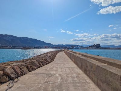 Wellenbrecher mit Blick auf Denia