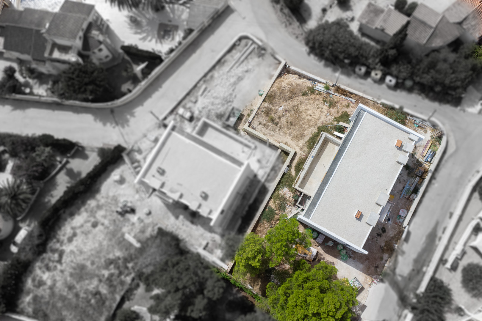 Luftaufnahme des Baufortschritts mit der Villenstruktur, dem Poolbereich und der Aufteilung des flachen Grundstücks in Calpe.