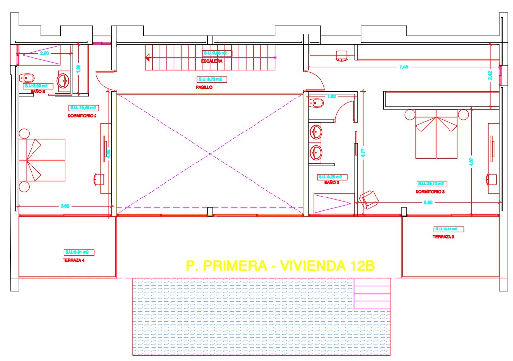 Technischer Grundriss des Obergeschosses mit zwei Schlafzimmern, En-Suite-Bädern und privaten Terrassen sowie dem zentralen Flurbereich mit Treppe.
