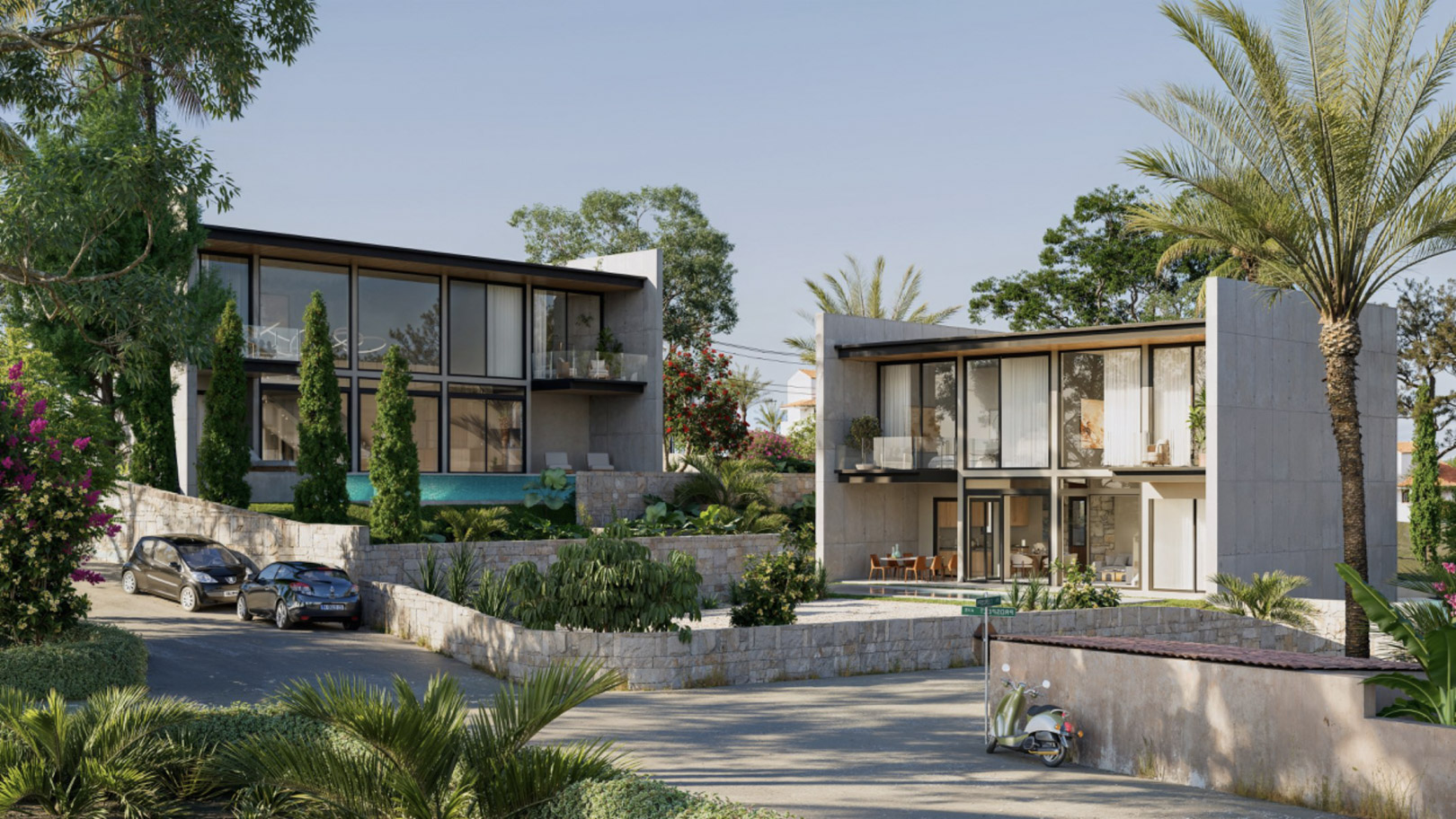 Außenansicht moderner Villen mit Betonfassaden, bodentiefen Glasfronten und mediterraner Bepflanzung hinter Mauern aus Naturstein.