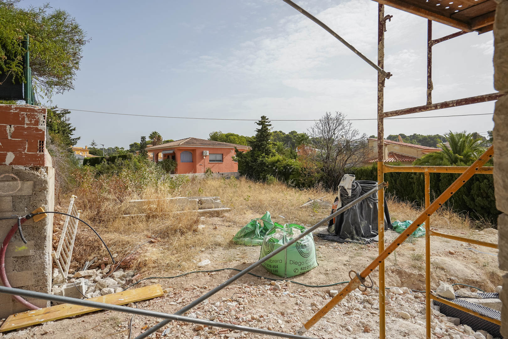 Perspektive des flachen Baugrundstücks in Partida La Merced während der ersten Bauphase, gelegen in einer ruhigen Wohngegend nahe der Küste von Calpe.