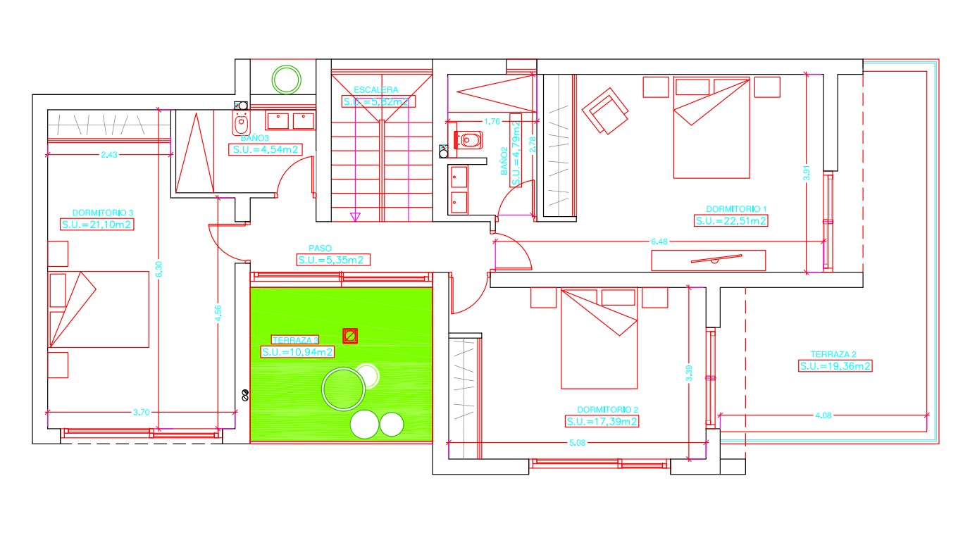 Technischer Grundriss des Obergeschosses mit drei geräumigen Schlafzimmern, zwei Badezimmern und zwei Außenterrassen, einschließlich einer 22 m² großen Master-Suite.