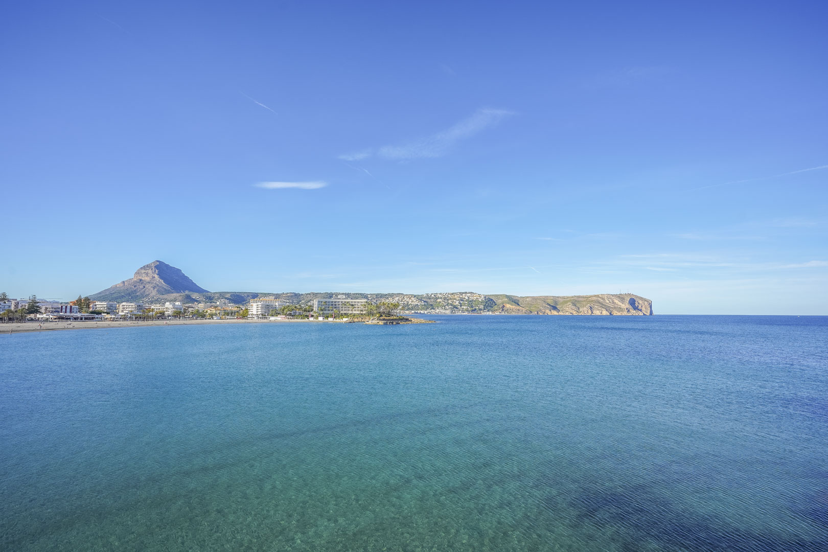 Panoramablick auf die Bucht von Jávea mit dem Berg Montgó im Hintergrund und türkisfarbenem Wasser, nur einen Kilometer vom Projekt entfernt.