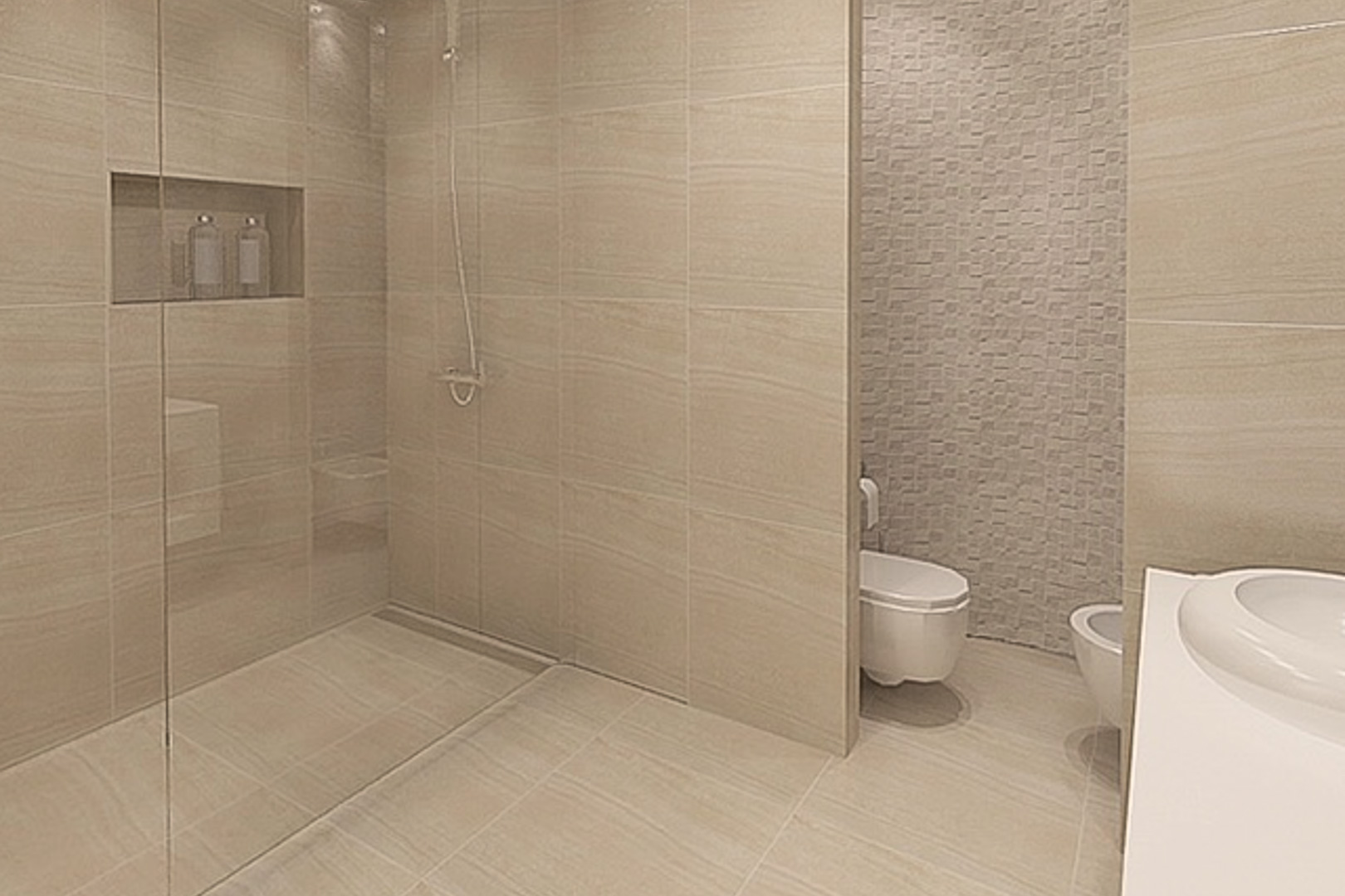 Modernes Badezimmer mit begehbarer Dusche, Glastrennwand und integrierter Nische. Sandfarbene Feinsteinzeugfliesen und eine strukturierte Mosaikwand.