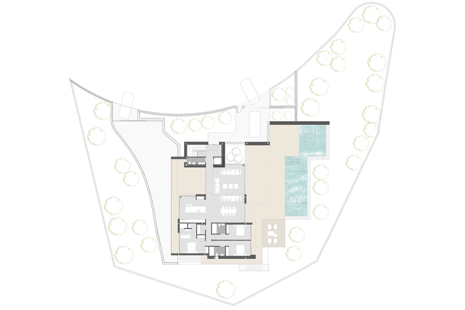 Architektonischer Grundriss des Erdgeschosses mit offenem Wohnkonzept, drei Schlafzimmern, weitläufigen Terrassen und dem L-förmigen Poolbereich.