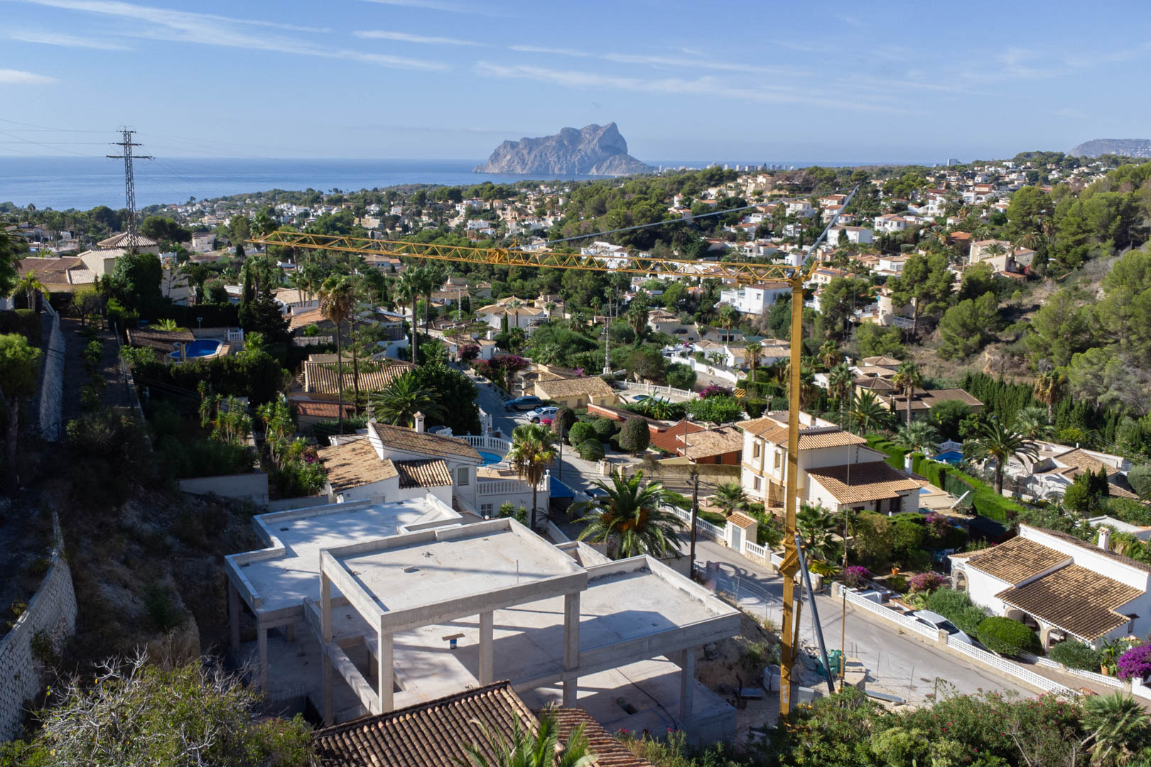 Erhöhte Ansicht des Rohbaus mit Panoramablick auf das Mittelmeer und den Peñón de Ifach in der exklusiven Wohngegend von San Jaime.