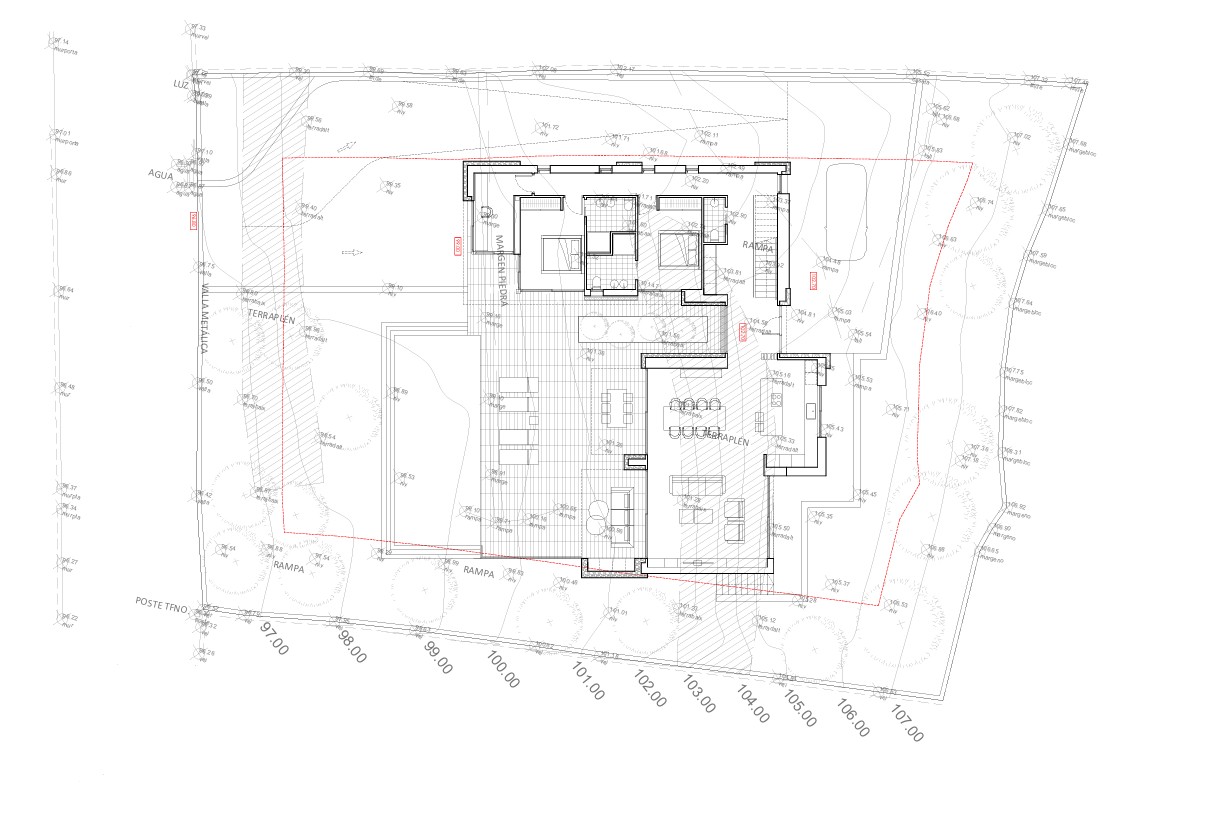 Technischer Grundriss der Hauptebene mit Details zur Aufteilung von Wohn-Essbereich, offener Küche, Schlafzimmern mit Bad und der großen Terrasse mit Pool.