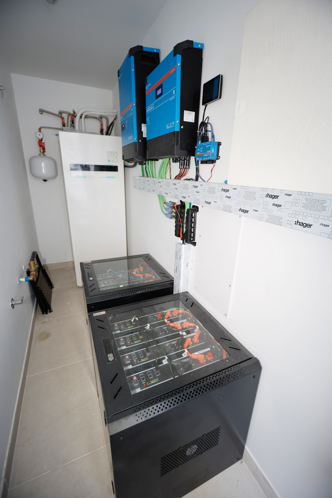 Technikraum mit 10-kW-Solaranlage, Victron-Wechselrichtern und 19,2-kWh-Lithium-Batteriespeichern für effizientes und nachhaltiges Energiemanagement.