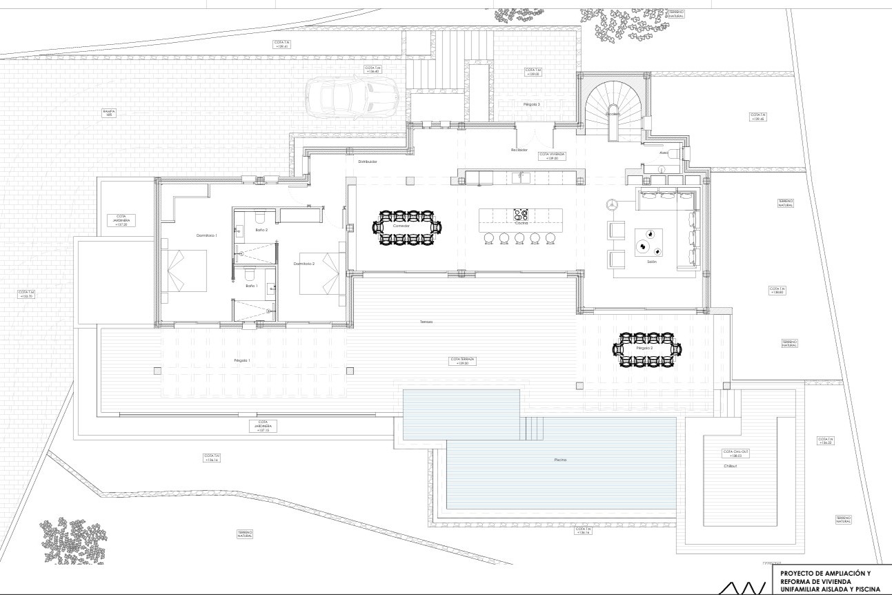 Detaillierter Grundriss des Erdgeschosses mit Darstellung der offenen Küche, des Wohnbereichs, zweier Schlafzimmer mit Bad en Suite und der großen Terrasse mit Infinity-Pool.