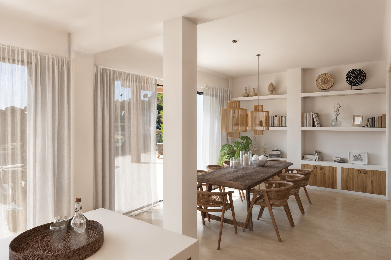 Esszimmer im Ibizastil mit Massivholztisch, Rattan-Stühlen und integrierten Wandregalen. Große Fensterfronten mit hellen Vorhängen bieten direkten Zugang zur Außenterrasse.