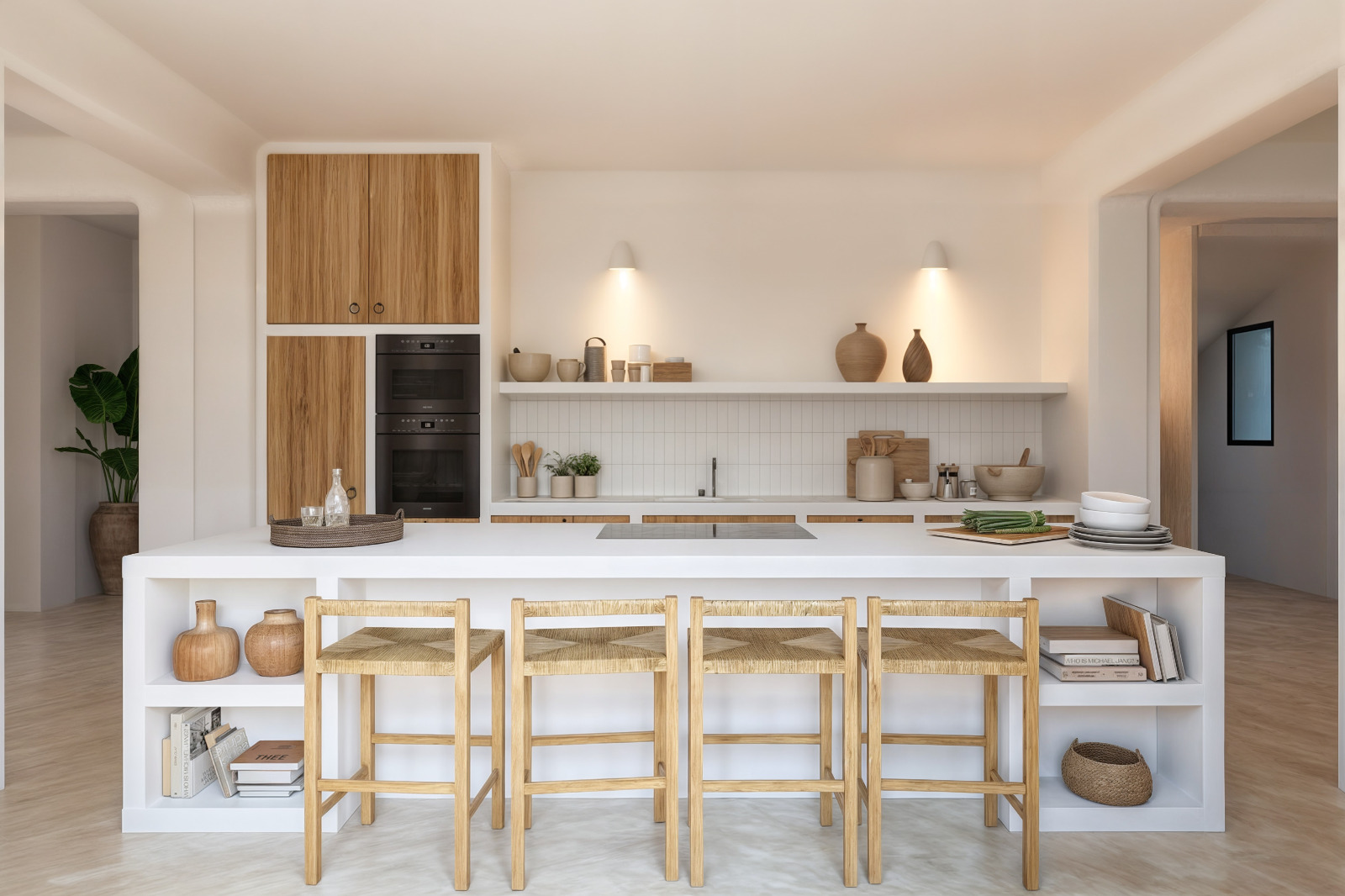 Küche im Ibiza-Stil mit weißer Kochinsel, Barhockern aus Naturfaser, integrierten Backöfen und offenen Regalen mit warmen Wandleuchten.