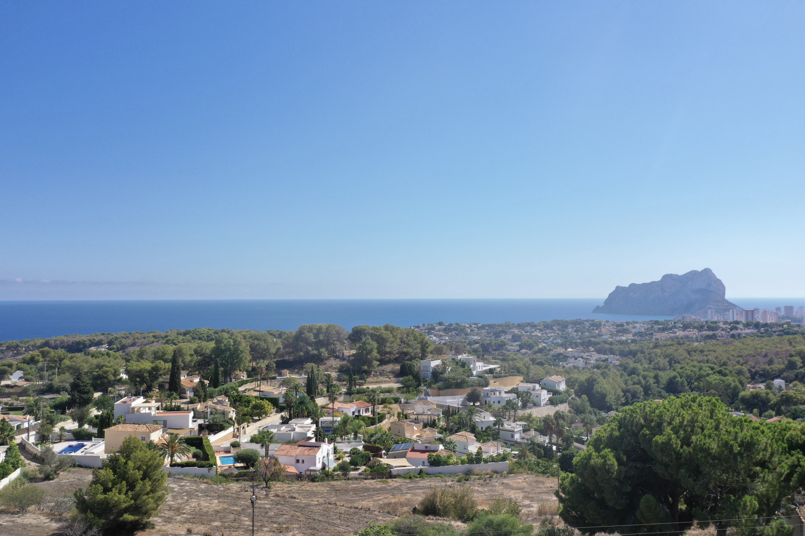 Panoramablick auf das Mittelmeer und den Peñón de Ifach von der erhöhten Lage des Grundstücks in der Urbanisation Racó de Galeno, Benissa.