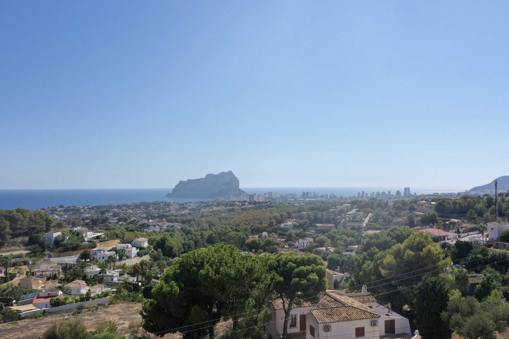 Weitläufiger Panoramablick auf das Mittelmeer, den Peñón de Ifach und die Skyline von Calpe vom erhöhten Baugrundstück in Racó de Galeno.