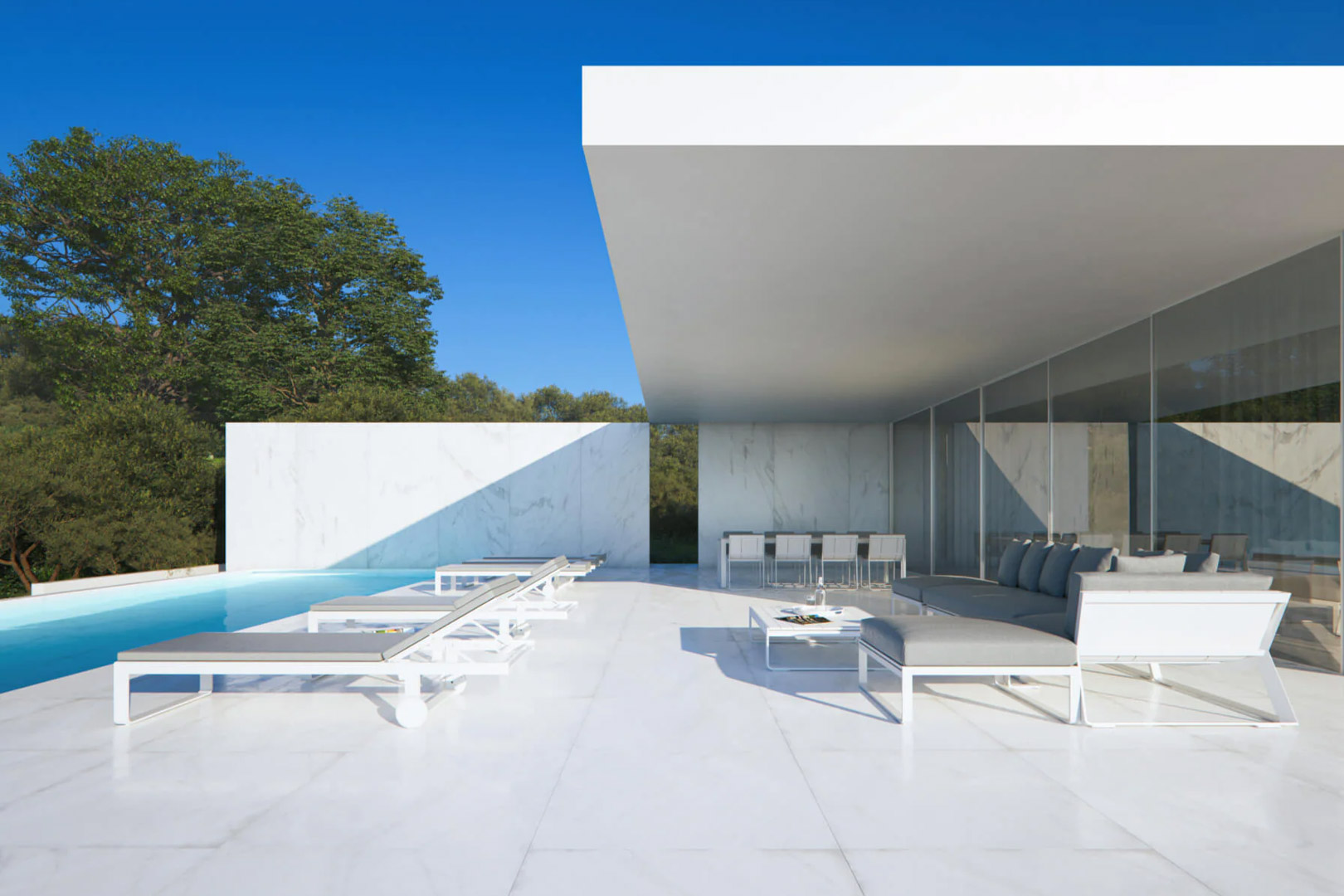 Minimalistische Terrasse mit weißem Marmorboden, Infinity-Pool und auskragendem Dach. Ausgestattet mit Designer-Outdoor-Möbeln und Essbereich.