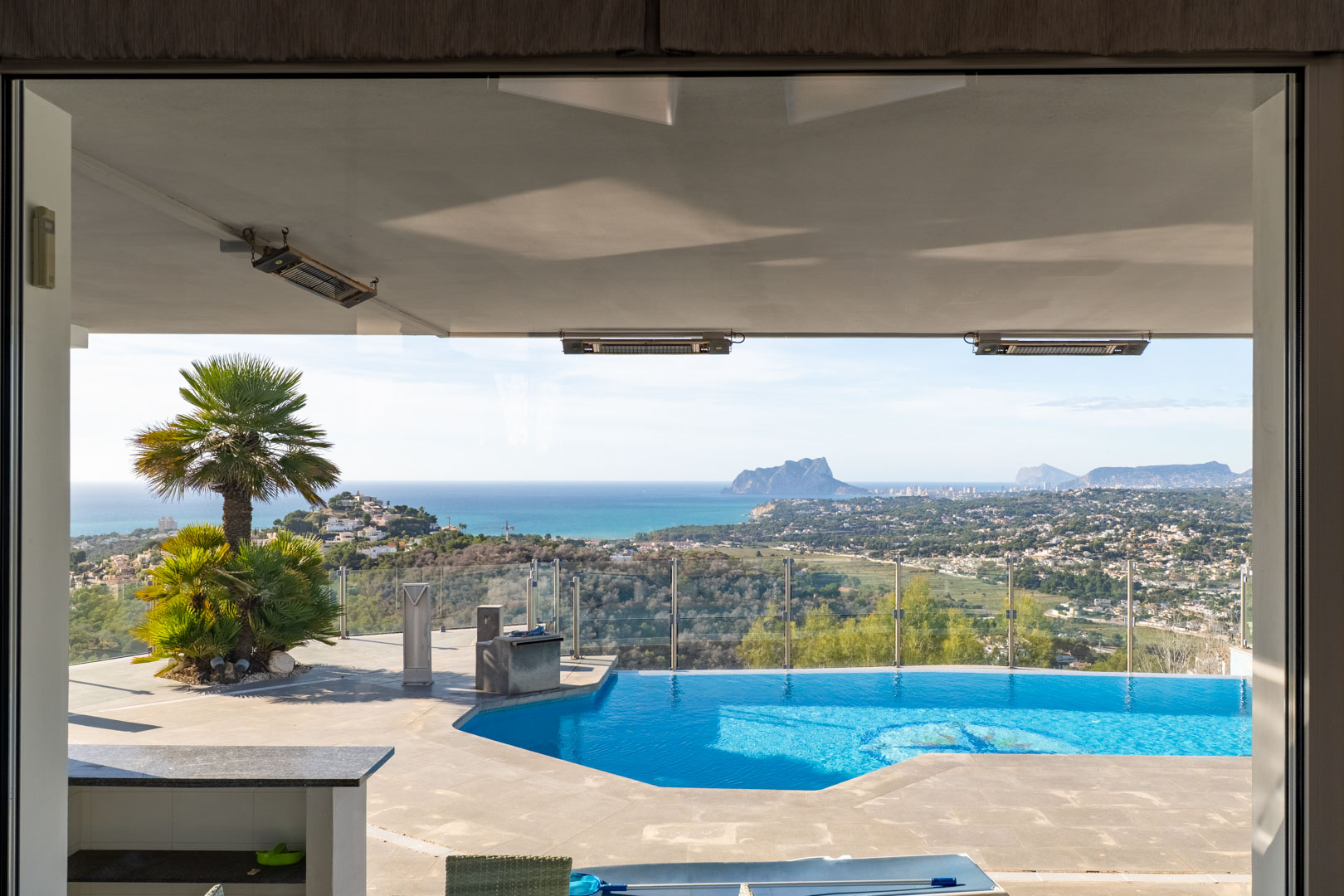 Blick von Innen auf den privaten Pool mit Meer- und Landschaftsblick in Moraira.