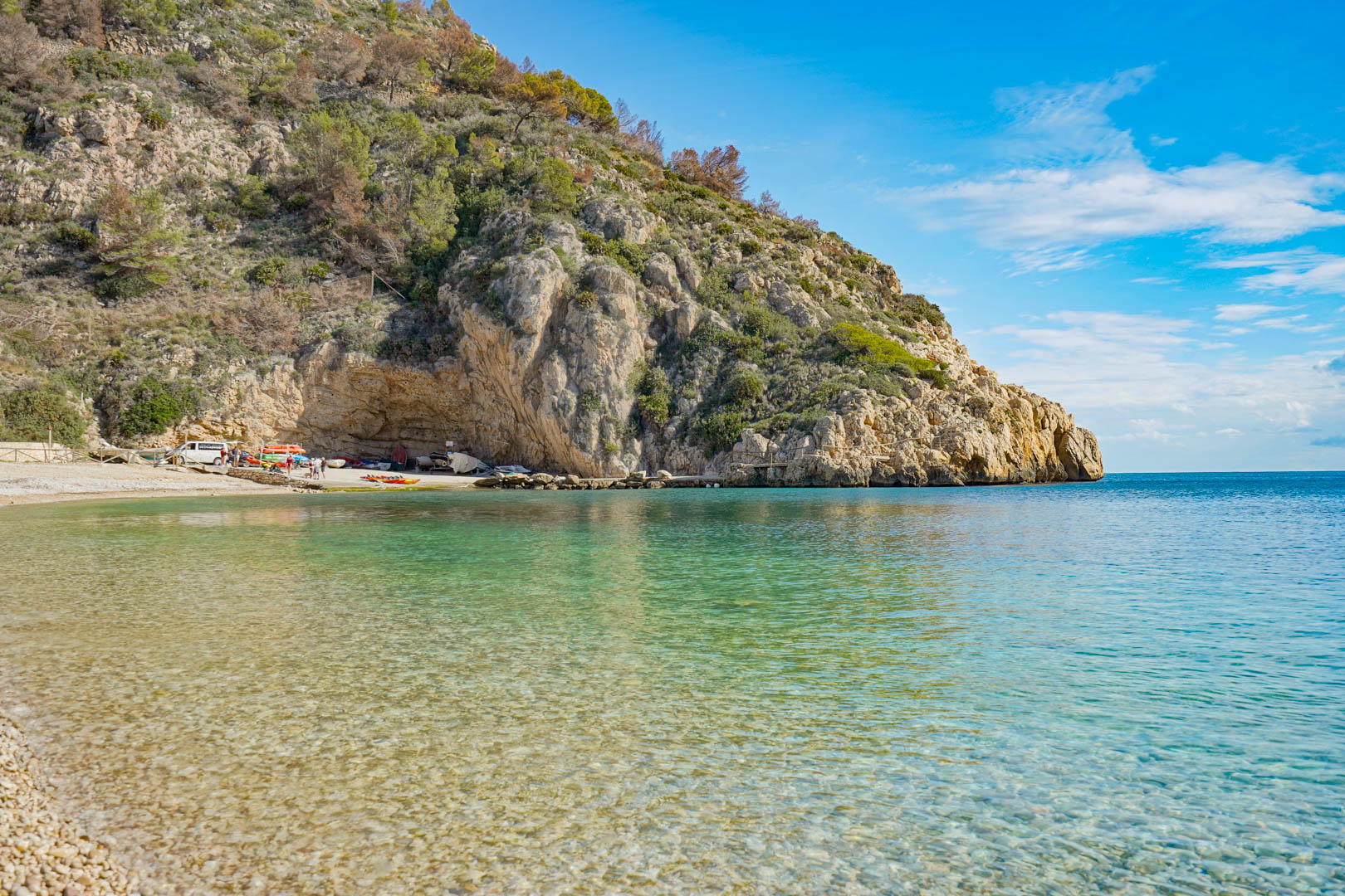 Blick auf die Bucht von Granadella in Jávea mit kristallklarem Wasser und Felsküste, nur wenige Minuten vom Anwesen entfernt.