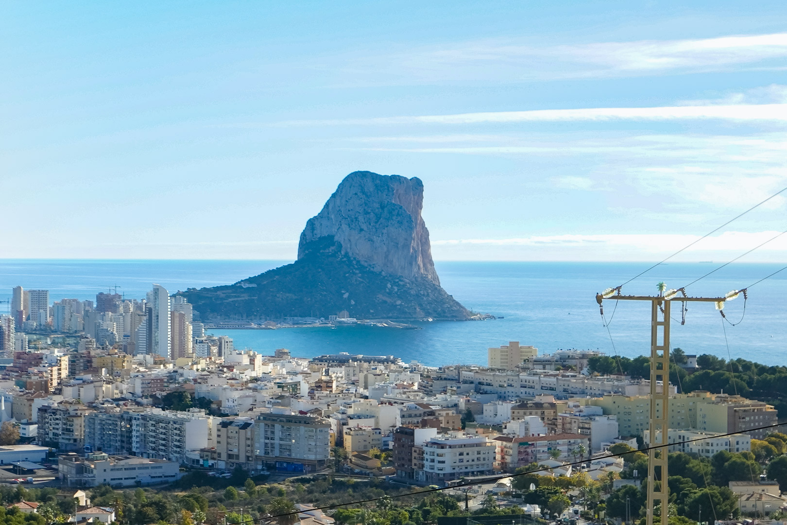 Panoramablick von der Immobilie auf den Peñón de Ifach, das Mittelmeer und die Skyline von Calpe unter klarem Himmel.