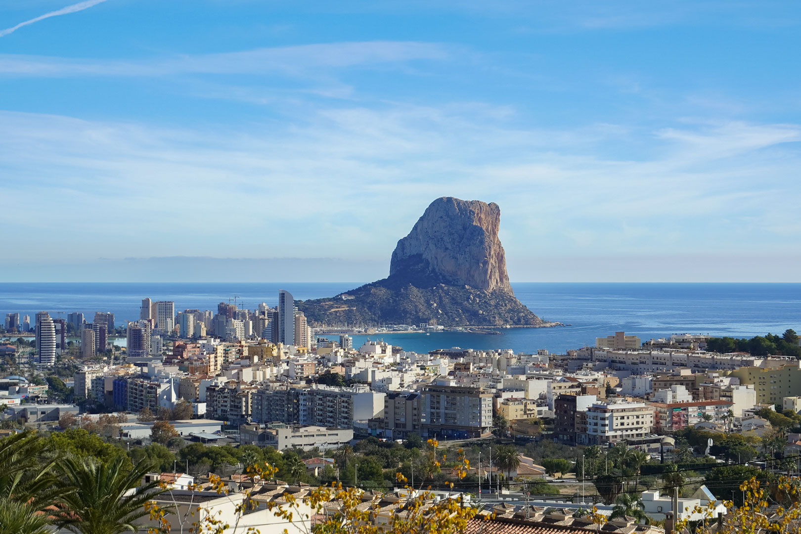 Panoramablick auf den Peñón de Ifach und die Skyline von Calpe aus erhöhter Lage mit Blick auf das Mittelmeer und das bebaute Küstengebiet.