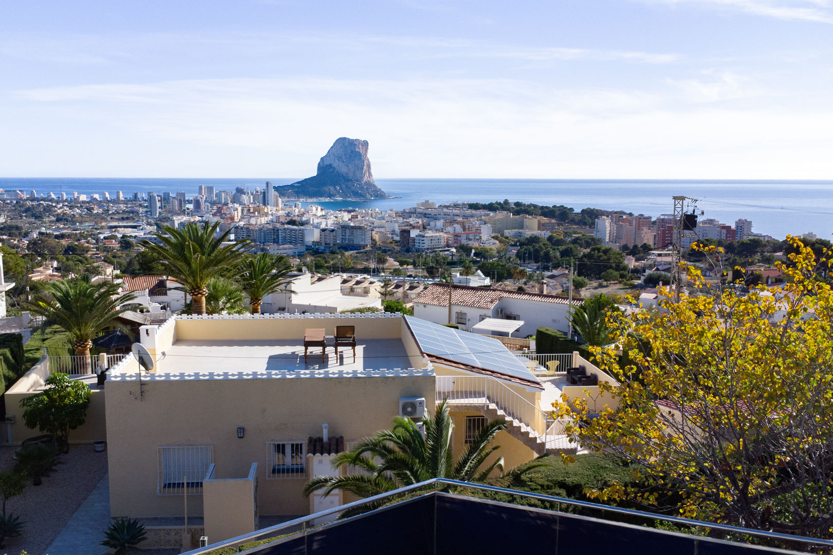 Panoramablick vom Anwesen auf den Peñón de Ifach und die Skyline von Calpe, mit Blick auf die Mittelmeerküste und die umliegende Wohngegend.