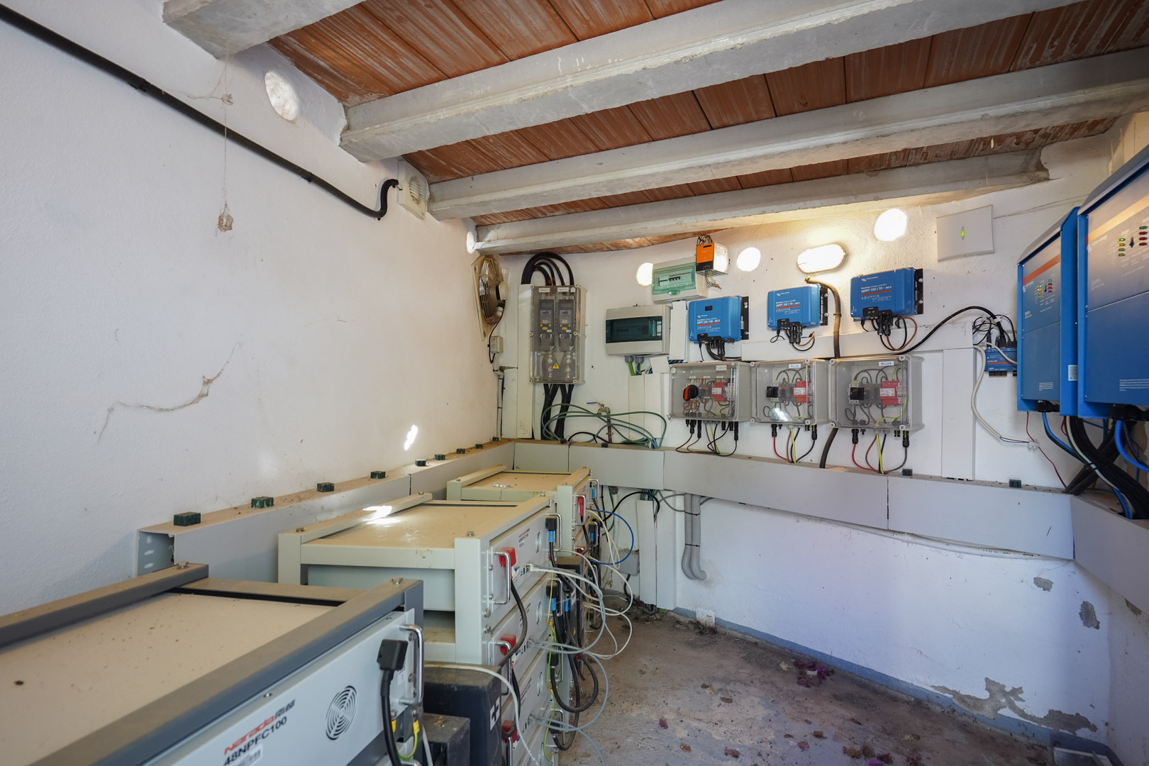 Technikraum mit einer 30-kW-Photovoltaikanlage, Victron Energy Wechselrichtern und Narada-Lithium-Batterietürmen zur effizienten Energiespeicherung.