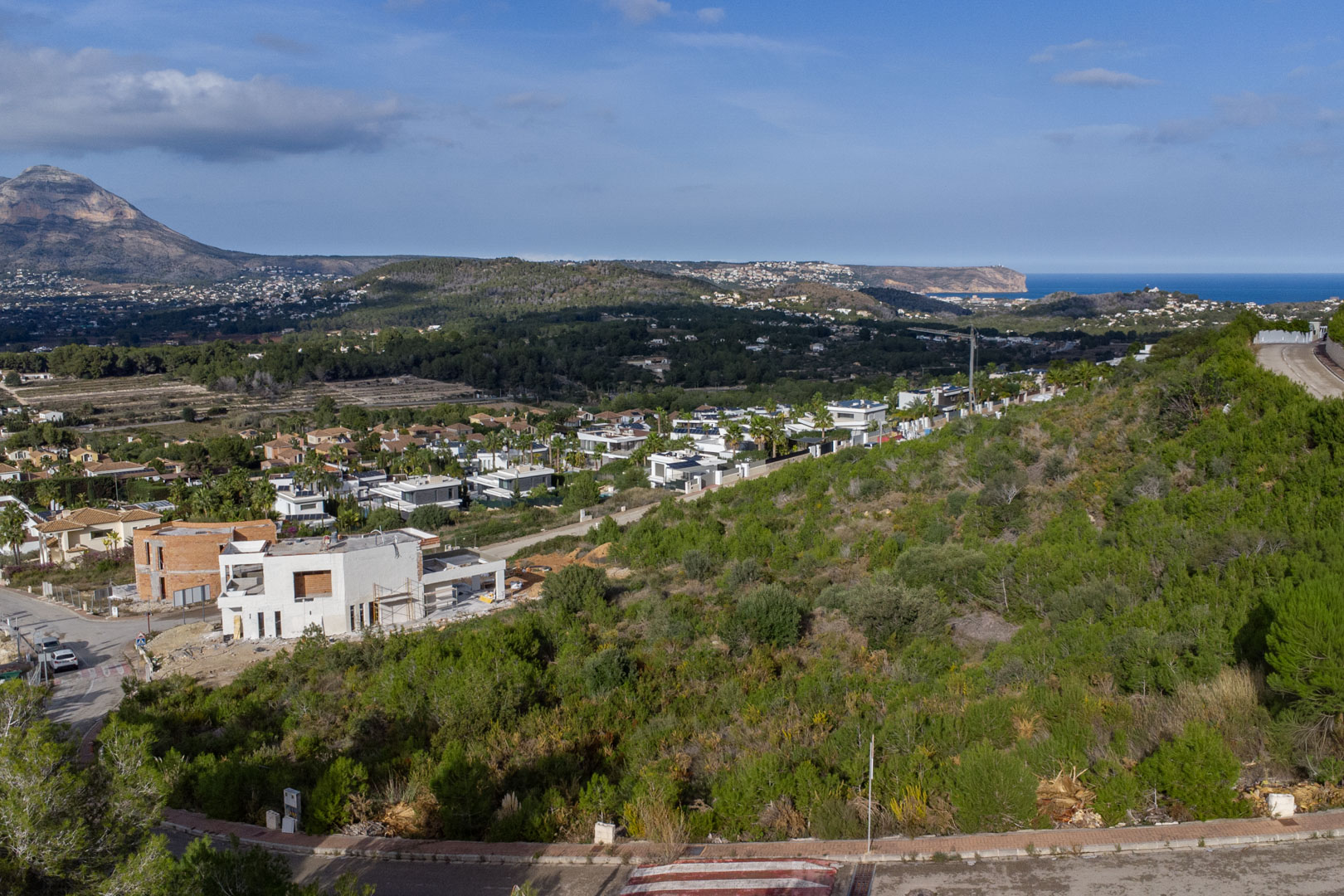 Erhöhte Ansicht des Grundstücks in Monte Olímpico mit Blick auf das Montgó-Massiv und das Mittelmeer am Horizont beim Cabo de San Antonio.
