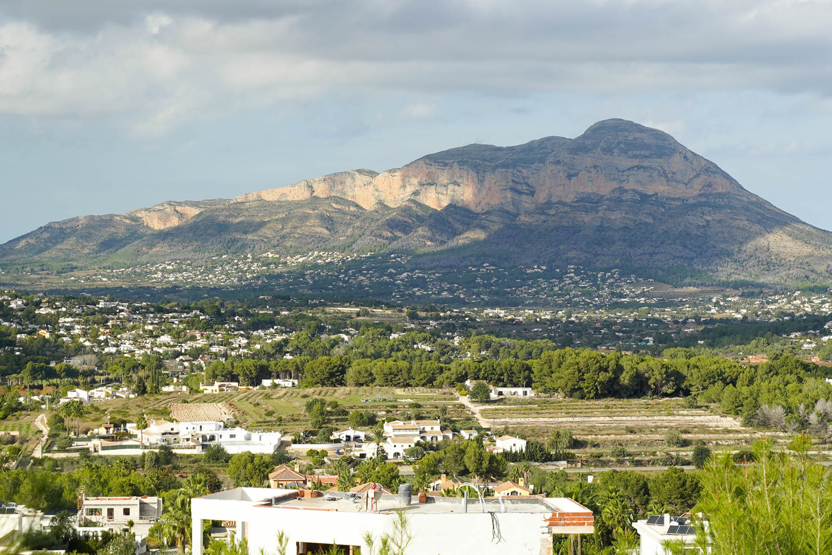 Panoramablick auf das Montgó-Massiv vom Grundstück aus, mit Blick auf weiße Villen und die typisch mediterrane Vegetation unter natürlichem Licht.